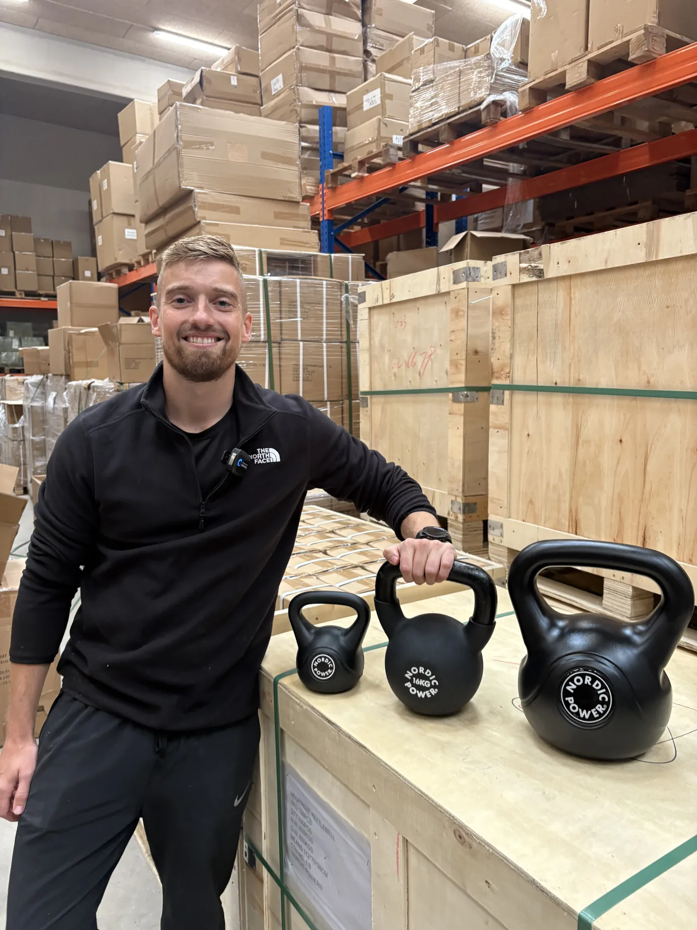 Nordic Power kettlebells på palle i lageret, kasser stablet bagved