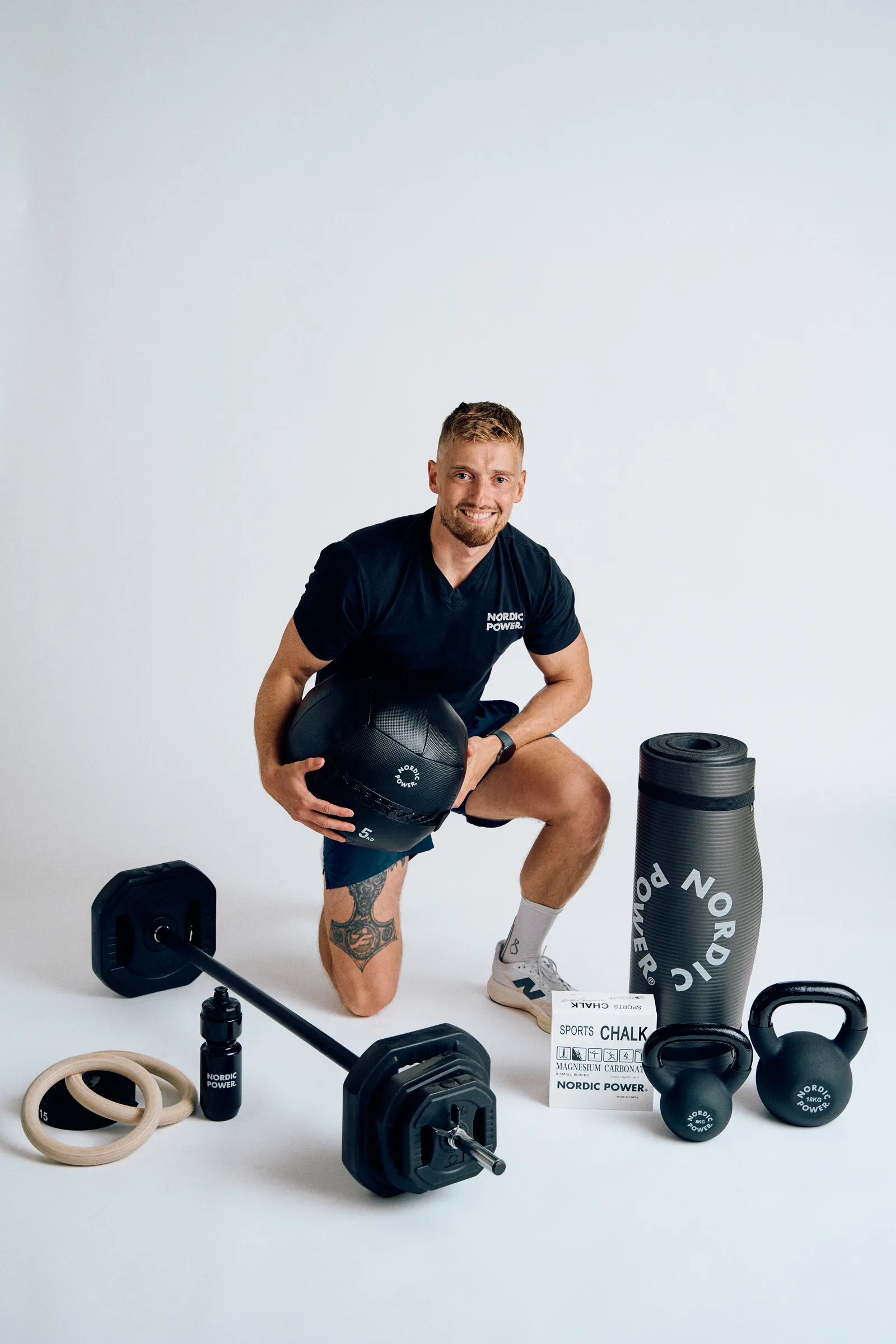 Nordic Power udstyr stillet op: kettlebell, håndvægte, måtte og elastikker